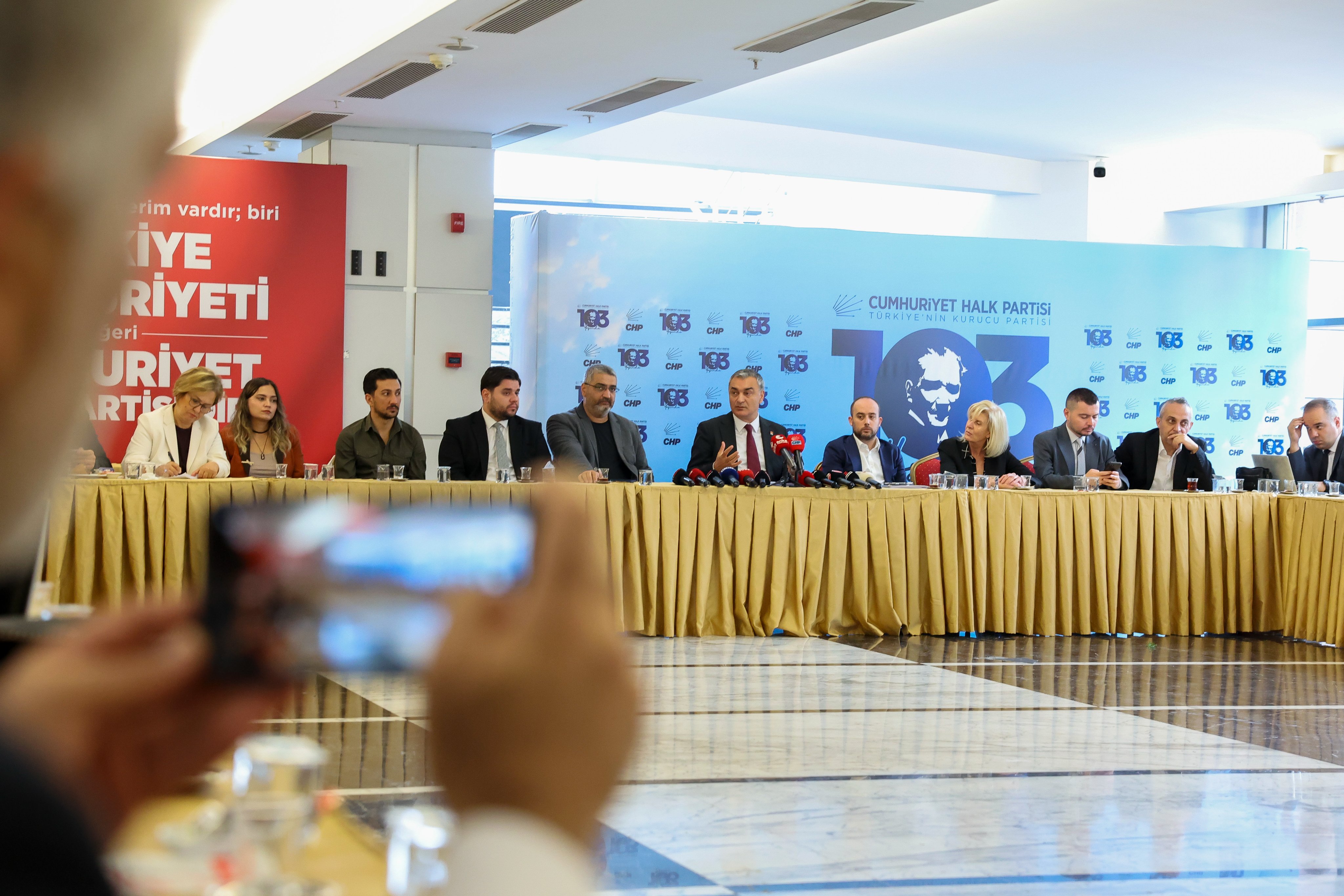 CHP Sözcüsü Müslim Sarı,CHP  genel merkezinde basın mensuplarıyla bir araya geldi