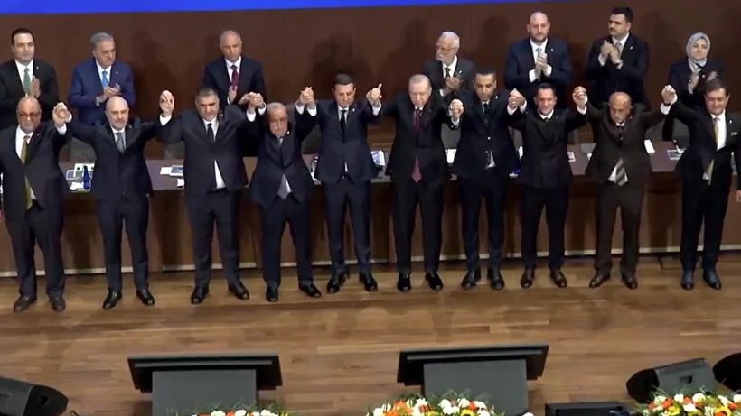 9 yeni belediye başkanı Ak Parti'ye katıldı! Rozetleri Erdoğan taktı