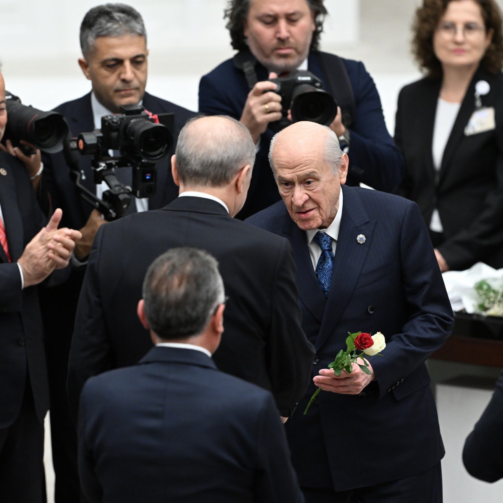 Erdoğan'dan Bahçeli'ye teşekkür, Bahçeli'den kırmızı-beyaz gül jesti