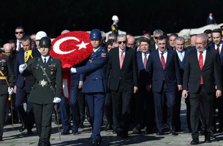 Cumhurbaşkanı Erdoğan başkanlığındaki devlet erkanı Anıtkabir’i ziyaret etti !