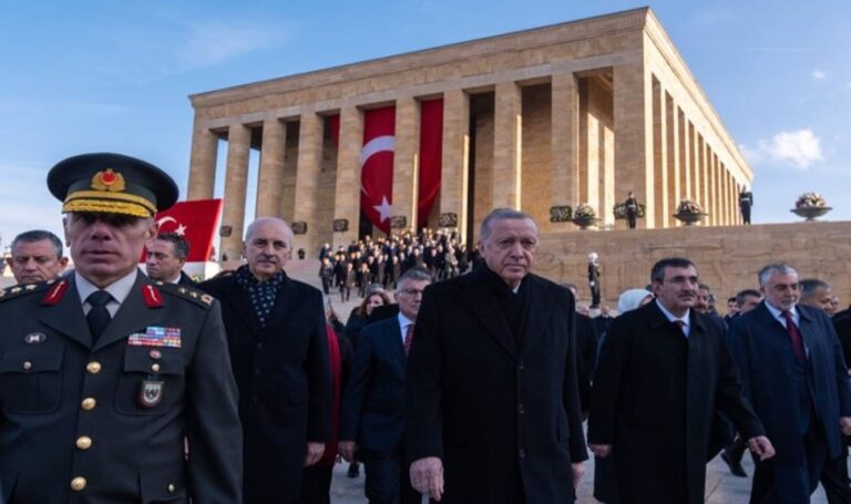 Türkiye, kurucusu Ulu Önder Atatürk için saat 09.05’te omuz omuzaydı