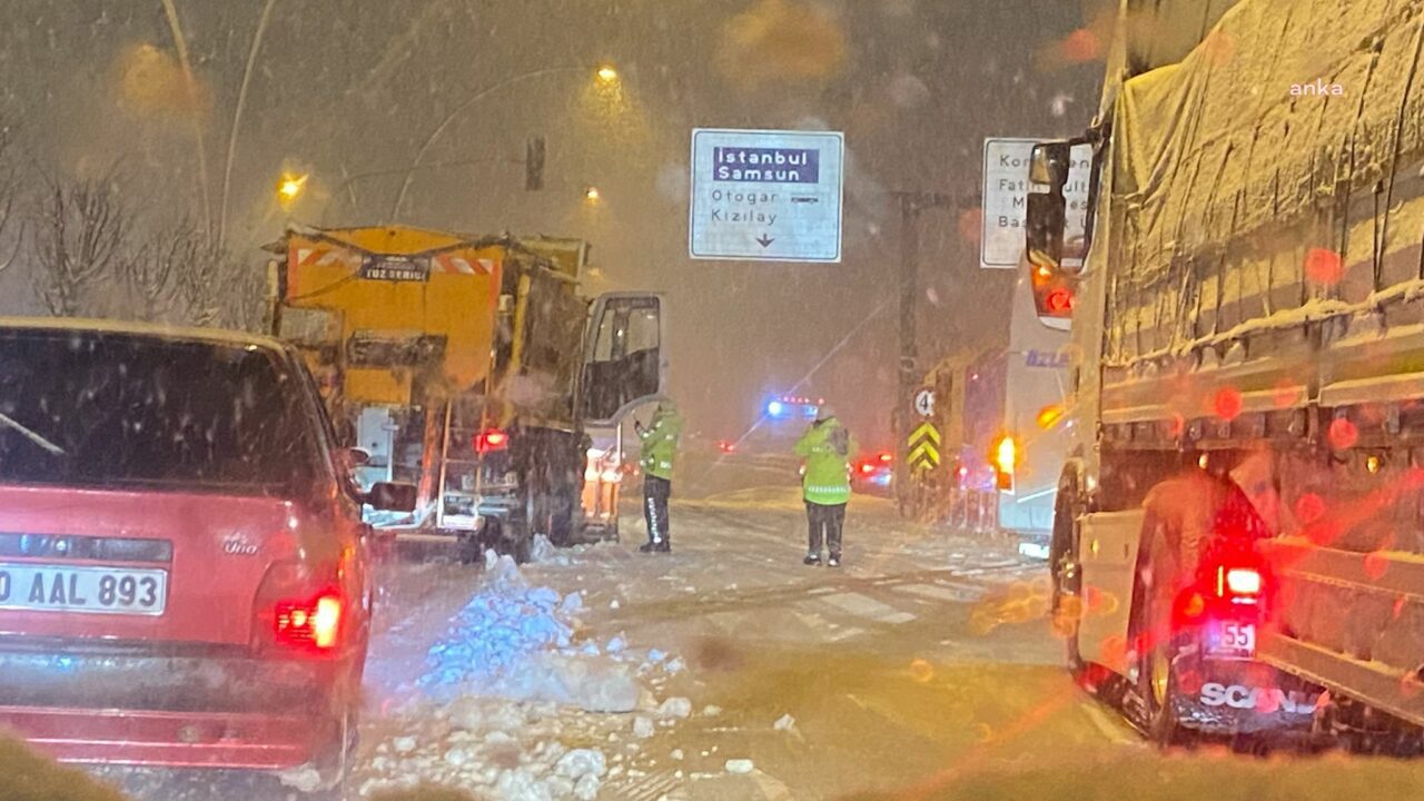 Ankara’da yoğun kar yağışı kısa sürede trafiği felç etti!