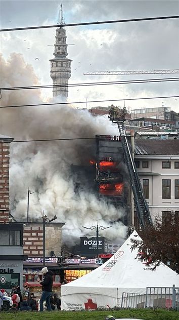 İstanbul Mısır Çarşısı’nda bir restoranda yangın çıktı! Ekipler olay yerine sevk edildi!