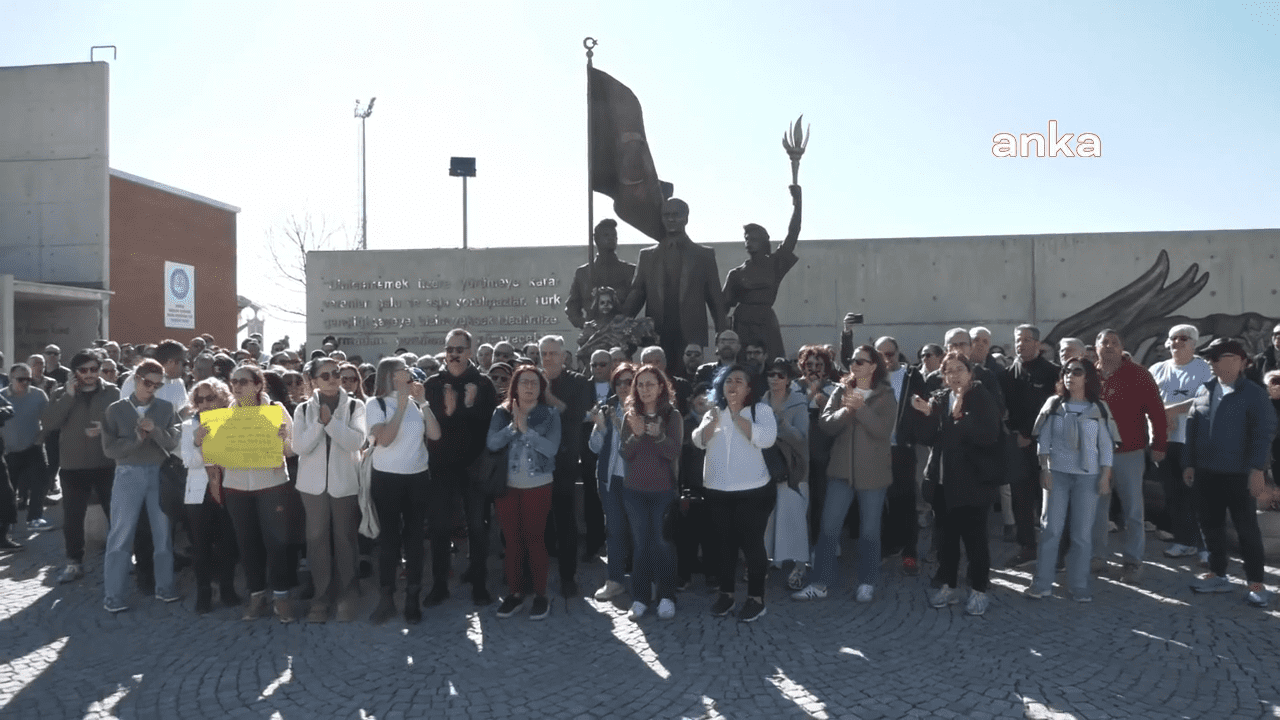 Öğrenci velilerinden eğitim ücreti artışına siyah bantlı protesto!