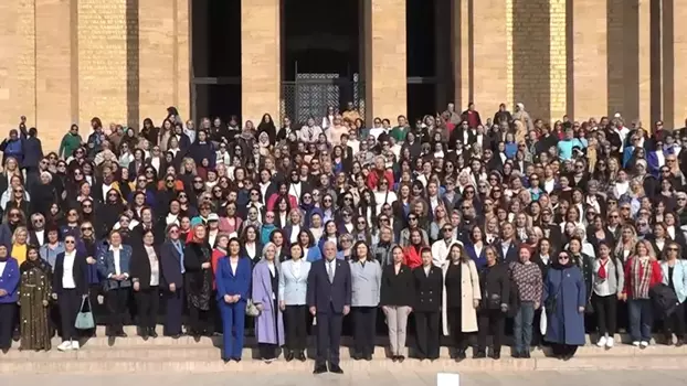 Dervişoğlu, kadın parti üyeleriyle birlikte Anıtkabir’i ziyaret etti.