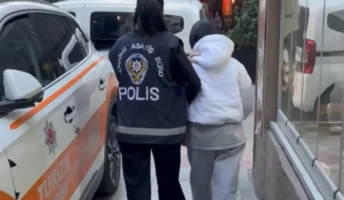 Sevgilisi Üzülmesin Diye Kuyumcudan Altın Taç Çaldı: “Beyoğlu’nda Bir Kadın Daha Önceden Sevgilisiyle Gittiği Kuyumcuda Gördüğü 250 Bin Lira Değerindeki Altın Tacı Alamayınca, Ertesi Gün Kuyumcuya Yeniden Gidip Tacı, Fotoğrafı Çekme Bahanesiyle Alıp Kaçtı.”