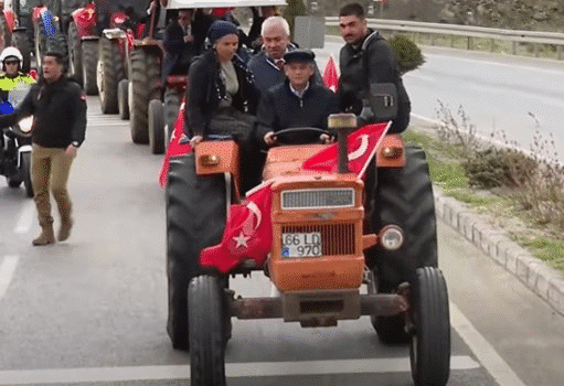 Özgür Özel miting alanına traktörle geldi