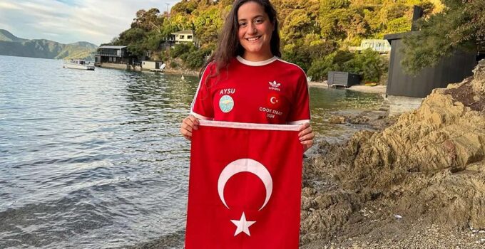 Aysu Türkoğlu’ndan 21 saatlik tarihi yüzüş!