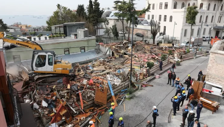 Sultanahmet’teki ruhsatsız yapı yıkıldı