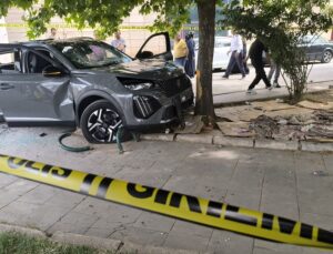Otomobil hastane önündeki kalabalığa daldı: 1 ölü, 1 yaralı