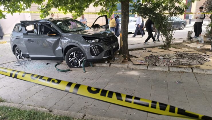 Otomobil hastane önündeki kalabalığa daldı: 1 ölü, 1 yaralı
