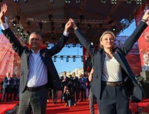 DEVA Partisi’nden istifa eden İzmir Milletvekili Seda Kaya Ösen’e CHP rozeti!
