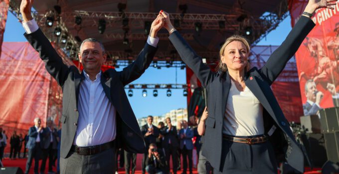 DEVA Partisi’nden istifa eden İzmir Milletvekili Seda Kaya Ösen’e CHP rozeti!