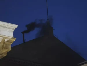 Sistine Şapeli’nde siyah dumanlar… Yeni Papa bir türlü seçilemiyor