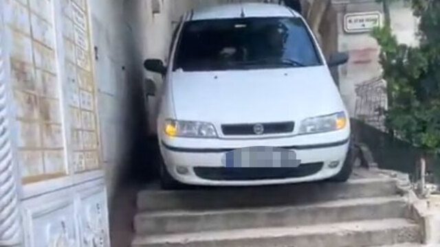 Navigasyona aldandı, arabası merdivenlerde mahsur kaldı