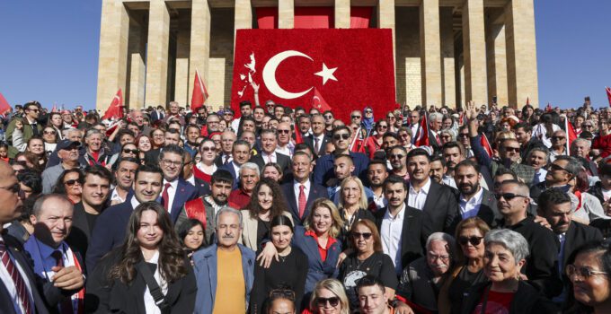 CHP lideri Özgür Özel ve ABB Başkanı Mansur Yavaş gençlerle Anıtkabir’e yürüdü