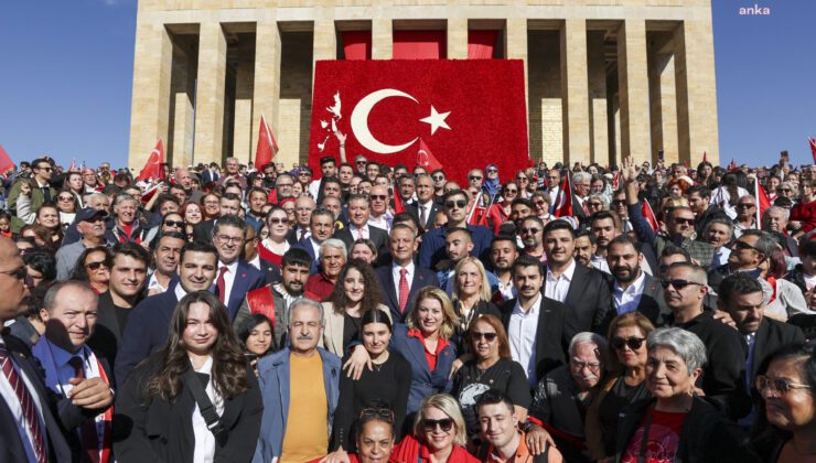 CHP lideri Özgür Özel ve ABB Başkanı Mansur Yavaş gençlerle Anıtkabir’e yürüdü