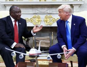 Trump, Güney Afrika’yı ‘beyaz soykırımı’ gerçekleştirmekle suçladı