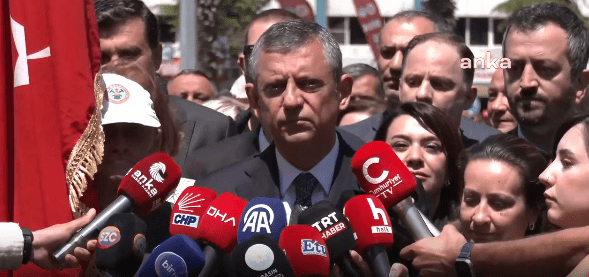 Özgür Özel: “Memleketin doğu tarafında özgürlük, bu tarafında Turpun büyüğü…”