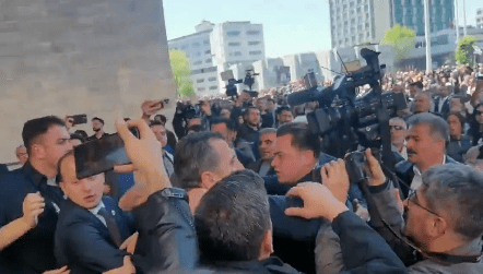 Sırrı Süreyya Önder’in cenaze töreni çıkışında Özgür Özel’e yumruklu saldırı!