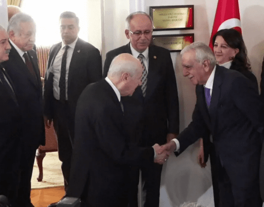 Bahçeli, DEM Parti Heyeti’ni TBMM’de kapıda karşıladı