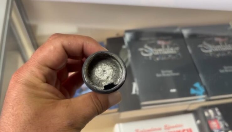 İnternetten aldığı mikrofonun içinden beton çıktı