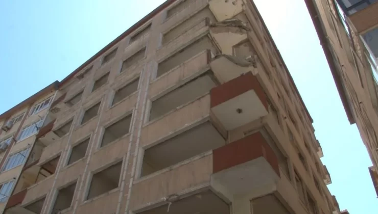 7 katlı binanın 2 balkonu depremde çöktü