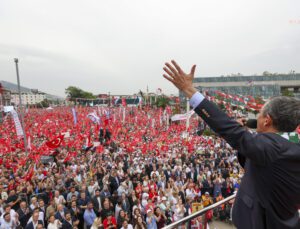Bursa’da genç yaşlı binlerce kişi Ekrem İmamoğlu’na özgürlük istedi