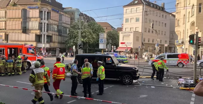 Araç kalabalığın arasına daldı: 1 ölü, 8 yaralı