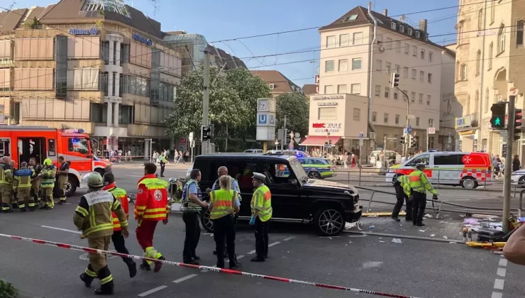 Araç kalabalığın arasına daldı: 1 ölü, 8 yaralı