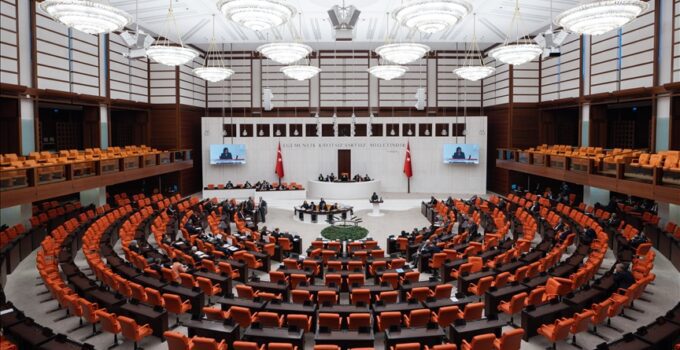 “Meclis hep halkın gündeminde olmaması gereken konularla meşgul ediliyor”