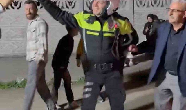 Trafik polisinin halay çektiği anlar büyük ilgi gördü