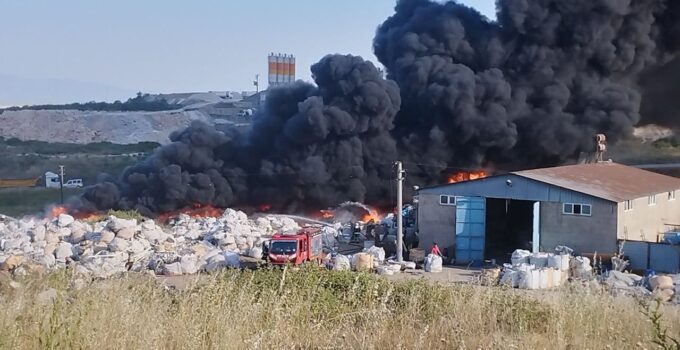 Kocaeli’nde geri dönüşüm tesisinde panik yaratan yangın