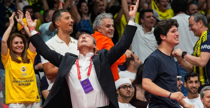 Beşiktaş-Fenerbahçe derbisinde gerginlik! Ali Koç ve Sertaç Komşuoğlu salondan zorlukla çıktı