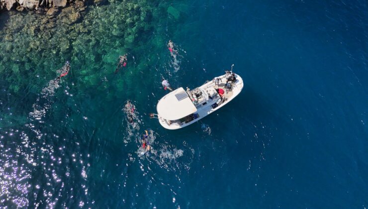 Bodrum’da “Denize en çok mavi yakışır” sloganlı deniz dibi temizliği