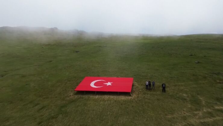 Giresun’da Cumhuriyet’in 100. yılına özel dev Türk bayrağı