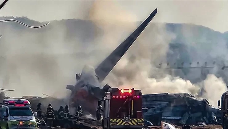 Hindistan’da 244 kişiyi taşıyan yolcu uçağı düştü