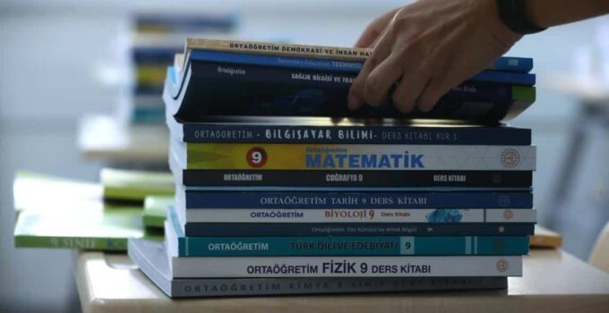 Ders kitaplarına rekor zam: Maliyet nasıl 3 milyar lira oldu?