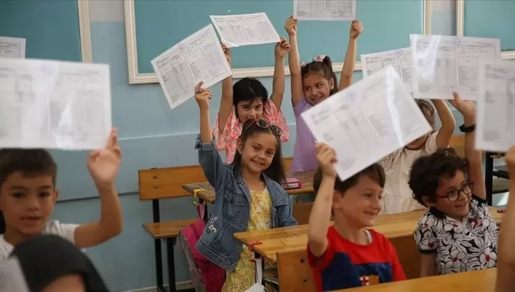 Okullarda tatil zili çaldı: 20 milyon öğrenci karne heyecanı yaşadı