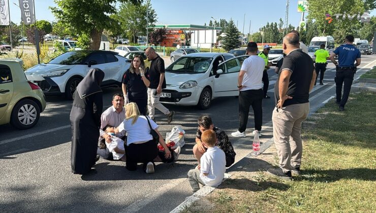 Otomobilin çarptığı iki kardeş yaralandı
