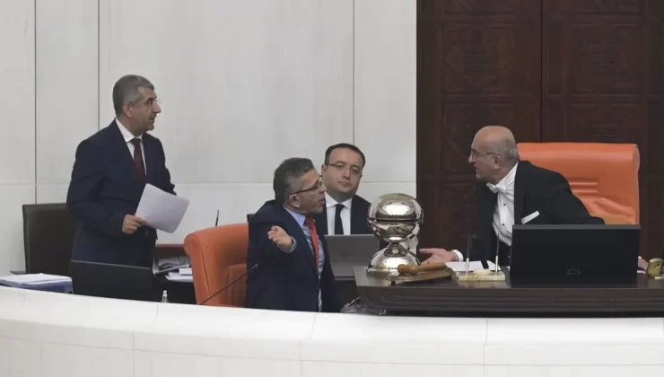 İşte o anlar: İYİ Partili Öztürk, CHP Başkanvekili Bingöl’ün masasına vurdu
