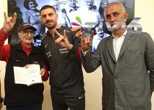 TFF Başkanı Hacıosmanoğlu ve milli futbolcular, Aziz Sancar’ı ziyaret etti