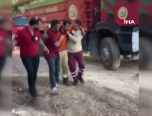 İşte Alevlerle Mücadelenin İçinden Görüntüler: Kendi Canlarını Riske Attılar