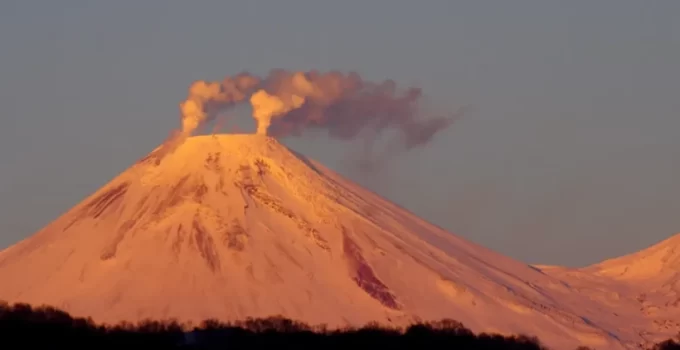 Kamçatka’da 8.8’lik Deprem Sonrası Klyuchevskoy Yanardağı Patladı
