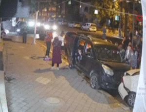 Aracın Kontrolünü Kaybetti: Ortalık Birbirine Girdi