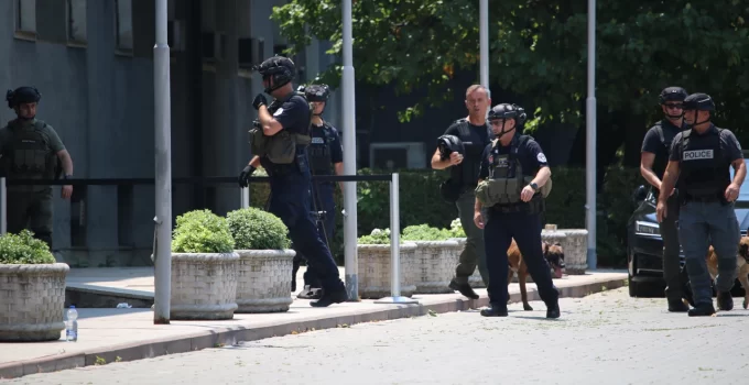 Kosova Meclisi’nde Bomba İhbarı! Tüm Bina Tahliye Edildi