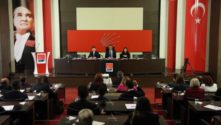 CHP Alarmda: Belediye Operasyonları Sonrası Parti Meclisi Olağanüstü Toplanıyor