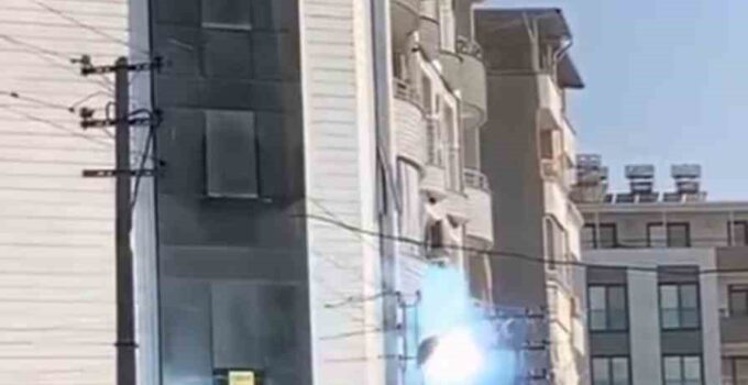 Hatay’da Aşırı Sıcaklar Elektrik Direğinde Kabloların Patlamasına Neden Oldu
