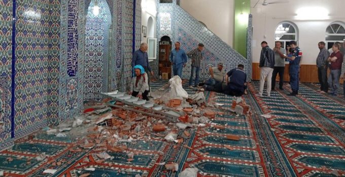 Balıkesir Sındırgı Depreminde Manisa Gördes’te Cami Hasarı ve Can Kaybı
