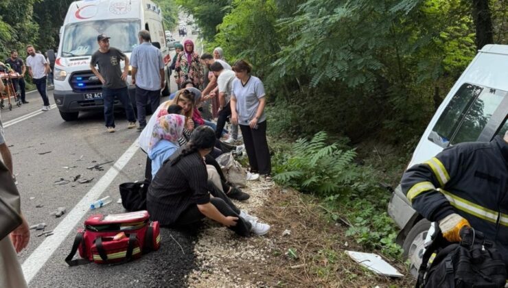 Ünye-Çaybaşı Yolunda Servis Minibüsü ile Otomobil Çarpıştı: 13 Yaralı